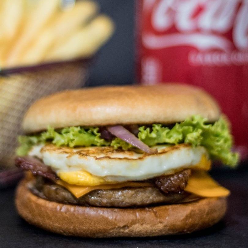 PÃO BRIOCHE, CARNE, CHEDDAR, OVO, BACON, ALFACE, CEBOLA ROXA, BARBECUE E MOLHO DA CASA.