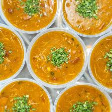 Sopa de caldo de quenga preparada com mandioca cozida no ponto certo, temperada com o toque especial da casa. Acompanha Frango desfiado, calabresa premium e cheiro-verde, Milho verde, criando uma combinação deliciosa e reconfortante.