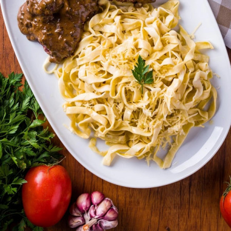 Escolha da sua massa favorita, proteína e molho, finalizados com queijo ralado e salsinha. Uma refeição personalizada, saborosa e feita especialmente para você!