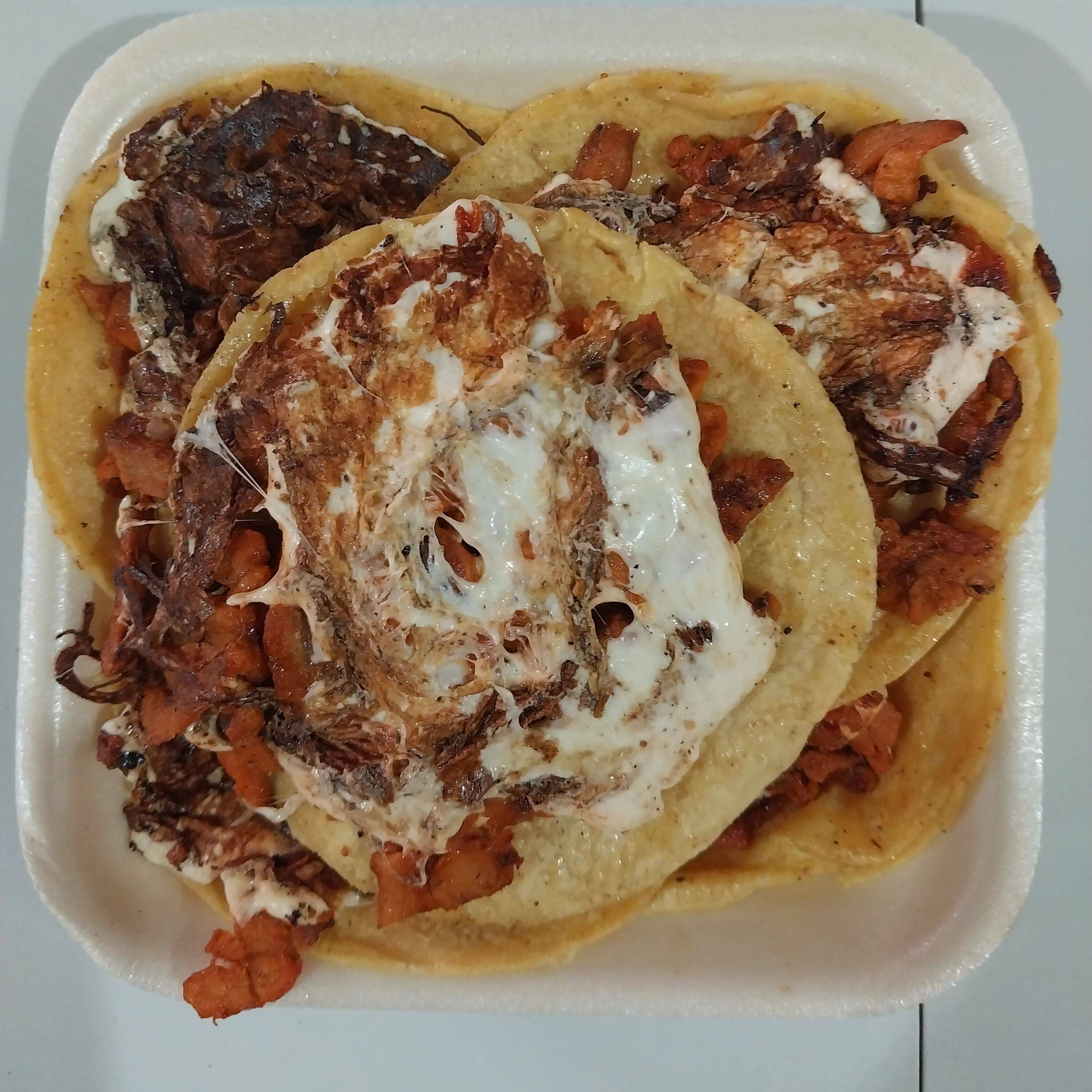 Tacos pastor con queso