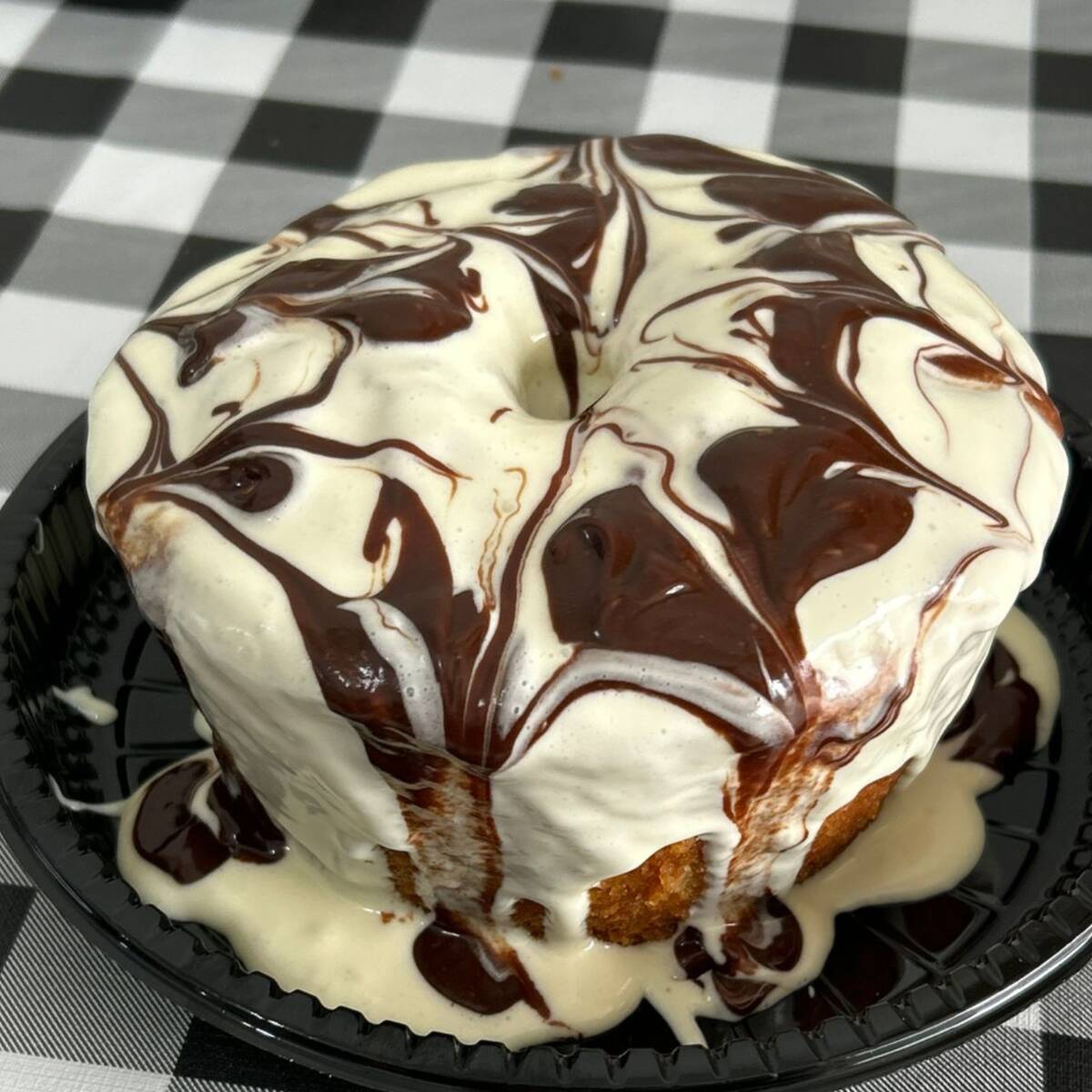 A massa fofinha de leite Ninho se une ao recheio generoso e cremoso de creme de avelã, criando uma explosão de sabor que derrete na boca. Aprox 600 a 700g e ele serve de 4 a 6 pessoas