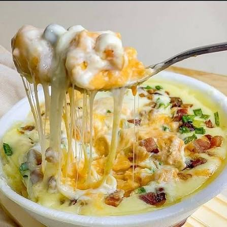 Batata no Pote recheada com frango cremoso , Finalizada e gratitana com queijo parmesão e queijo mussarela e mais alguns ingredientes para decorar e deixar muito bem apresentável sua Batata Recheada.