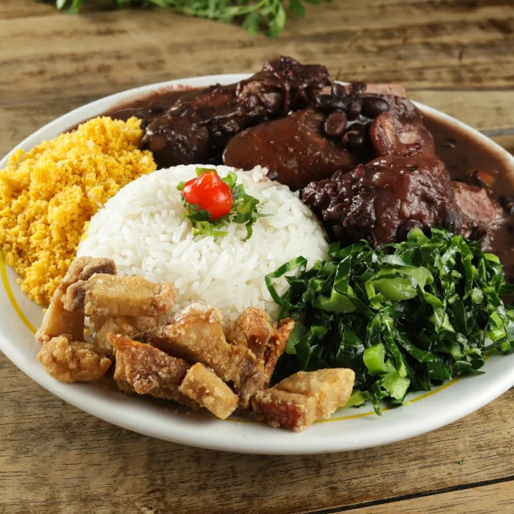 Feijoada cozida com paciência e carinho, acompanhada de couve refogada, bisteca no ponto e torresmo crocante. Um prato que une tradição, sabor e aquela sensação acolhedora de comida caseira feita com amor.