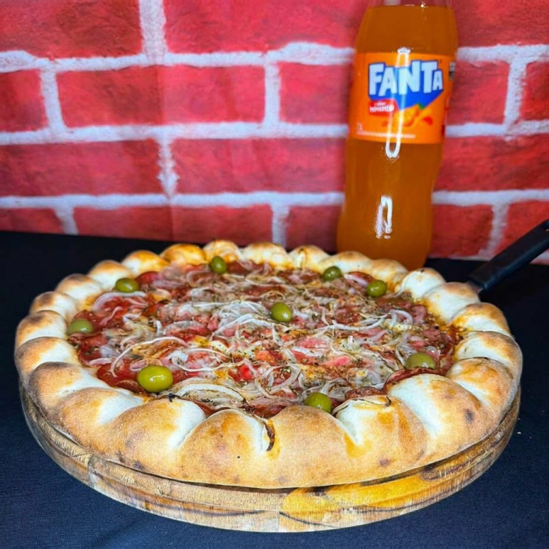 MOLHO ,MUSSARELA, CALABRESA, CEBOLA ,OREGANO E AZEITONA + BORDA GRATIS CATUPIRY+ FANTA LARANJA 2 LITROS