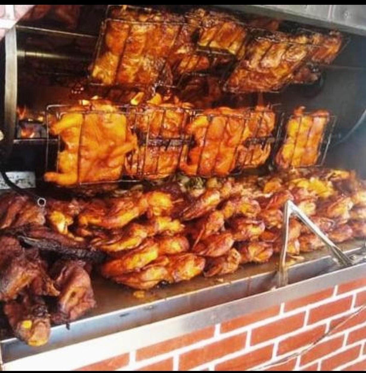 Pollos y costillas ala leña el gallito