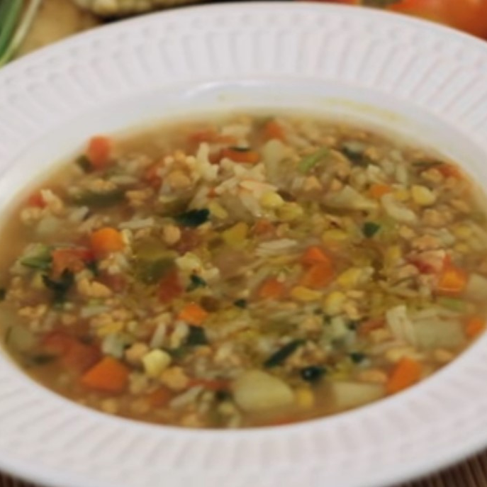 Delicie-se com nossa Canja Vegana. Ele é preparada com arroz branco, grão-de-bico, tomate, pedaços de batatas e cenouras cuidadosamente selecionadas, que são habilmente refogadas em alho para liberar seus sabores intensos. Além disso, são adicionados temperos caseiros especiais que elevam este prato a um novo nível de sabor. Esta Canja, além de pertencer à categoria de caldos sem carne e ser completamente vegetariano, é um convite ao conforto de um prato caseiro e saudável, perfeito para aquecer suas noites.
Acompanhamentos grátis: torradas, molho de pimenta (em sachê), colher e guardanapos.
- Não utilizamos realçador de sabor em nossa cozinha. Sem conservantes, corantes, cubinhos ou pozinhos! Oferecemos o sabor dos alimentos com temperos naturais para seu consumo diário. Prezamos pela boa saúde!
Sopa! O remédio com Sabor!