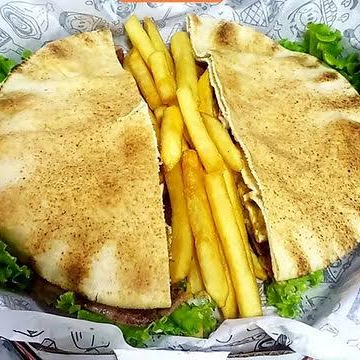 Picanha, cebola, bacon, queijo, alface e tomate.