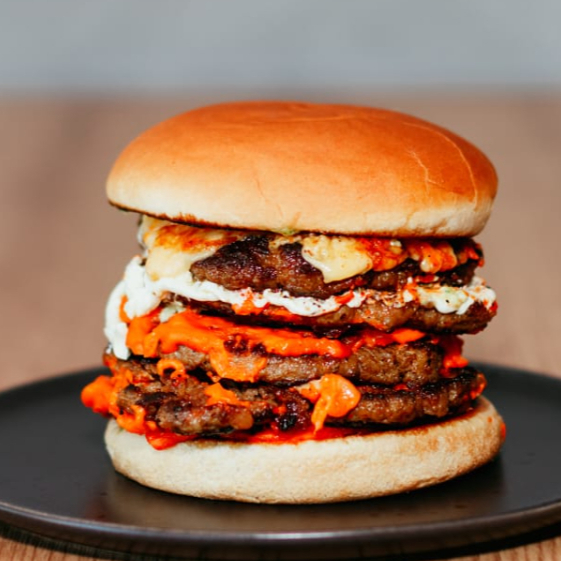 Para os queijonaltas, pão brioche, maionese artesanal, 3 Smash burguer artesanal 80g, seguidos de queijo cheddar, prato e cream cheese um em cada camada de smash burguer.