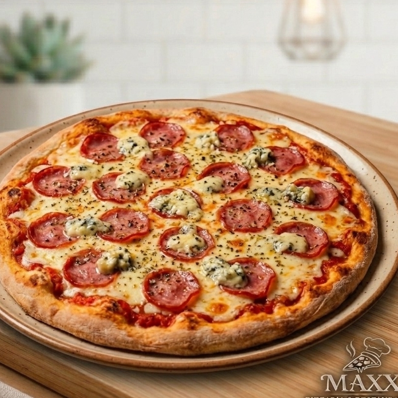 Destaque: Uma explosão de sabores marcantes com o toque suave e artesanal da nossa cozinha.
Calabresa fatiada e gorgonzola nobre, base de pomodoro artesanal, muçarela e o toque clássico do orégano.