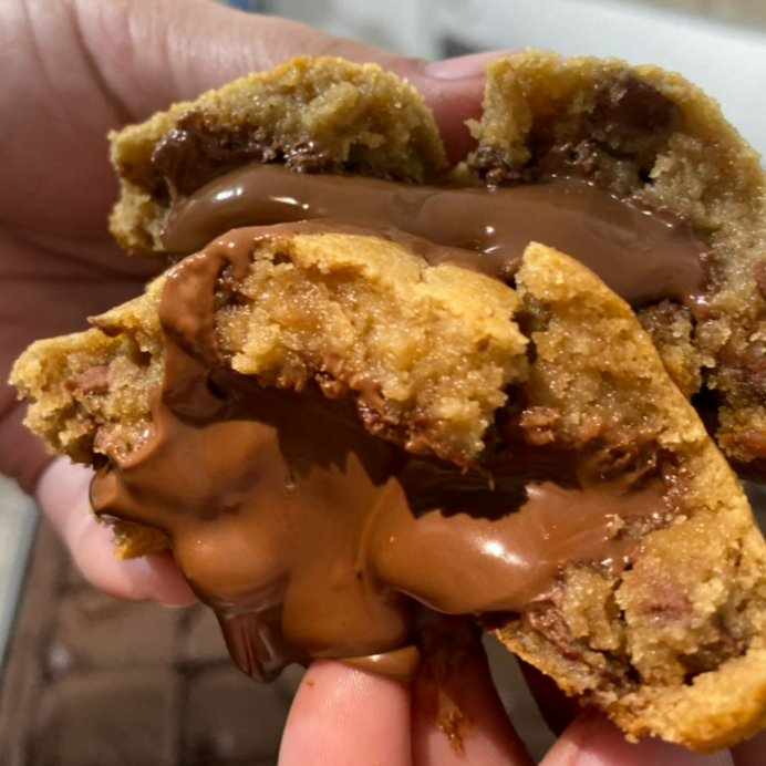 Cookie na massa tradicional com gotas de chocolate recheado de muuuuuita nutella.