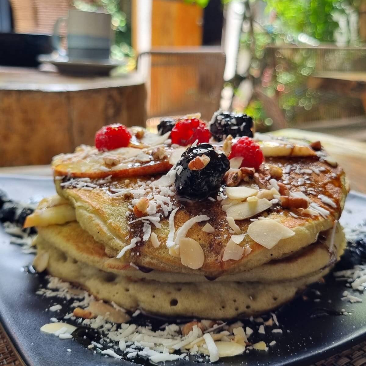 Hotcakes Big con Frutos Rojos, +Almendra+Nuez+Coco