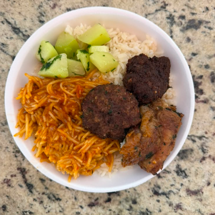 Arroz, feijão, espaguete, chuchu, costelinha suína, bolinho de carne, saladas.