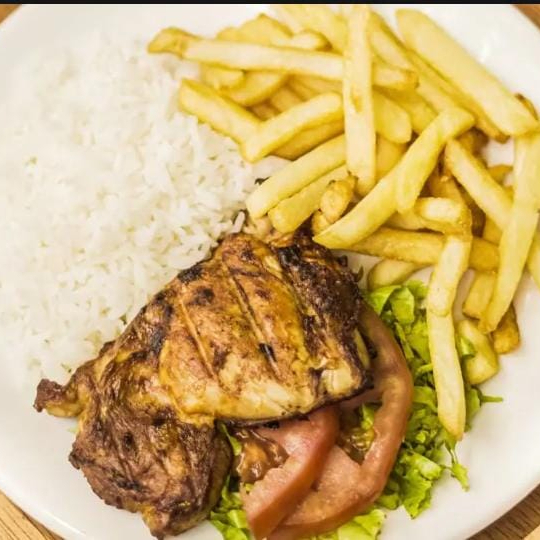 Deliciosa refeição de arroz, feijão, batata frita, farofa, frango marinado e assado na brasa!