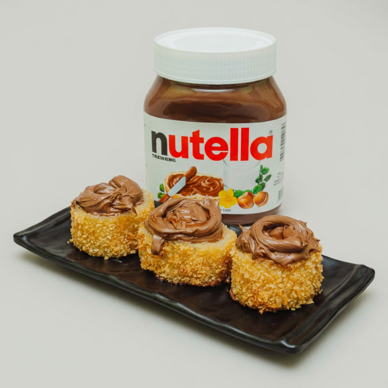 Banana empanada na panko, frita e finalizada com Nutella.