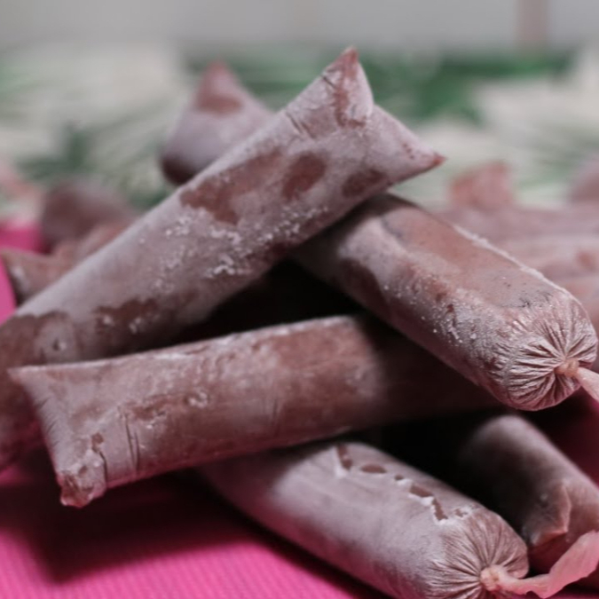 Nossos picolés gourmet são produzidos artesanalmente com ingredientes selecionados, frutas de verdade e combinações irresistíveis que elevam o simples ato de refrescar a outro nível. Cada picolé é pensado para entregar cremosidade, equilíbrio e muito sabor em cada mordida