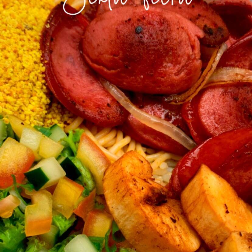 Calabresa frita douradinha e saborosa, preparada na hora, acompanhada de arroz, feijão, macarrão, salada, farofa e batata frita.