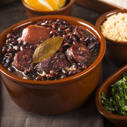 Arroz, Feijoada, bisteca suína,VINAGRETE , Farofa Temperada.
