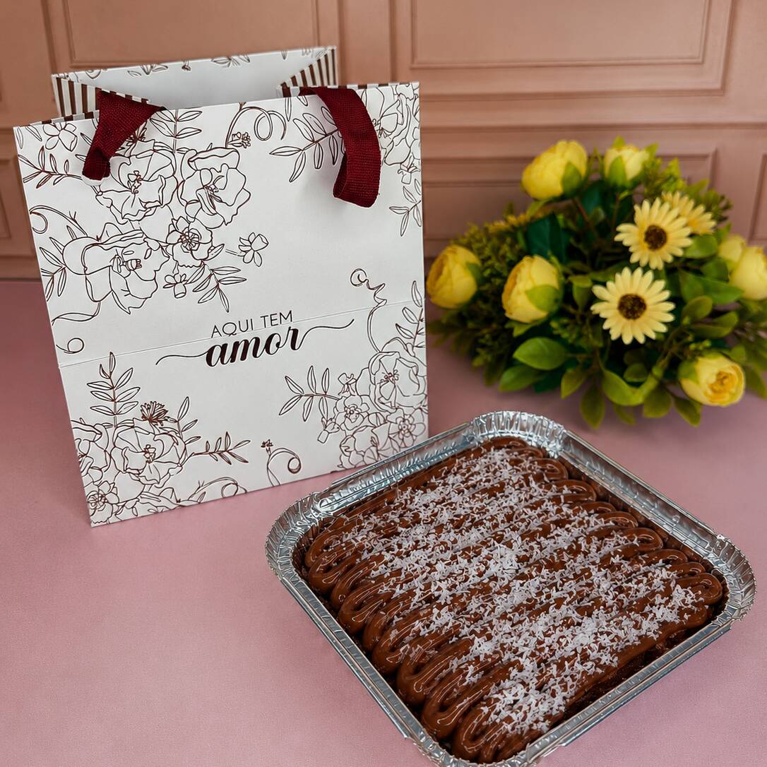 Nosso delicioso brownie de chocolate embalado para presente nesta linda sacola!!
Se quiser envie seus dizeres para nosso chat que enviaremos um bilhetinho junto!!!
---tags-----
presente , dia dos namorados , chocolate , brownie