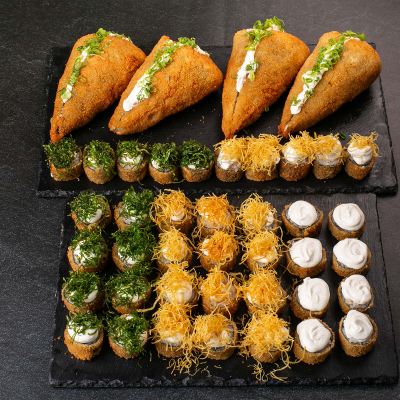 Combo Familia Frito 4 Temakis Empanados + 40 hot Roll Sortidos:
4 Temakis Empanados e fritos 10 hot roll couve ,10 hot roll batata crisps ,10 hot roll cebolinha,10 hot roll creme chesse + 2 coca cola lata