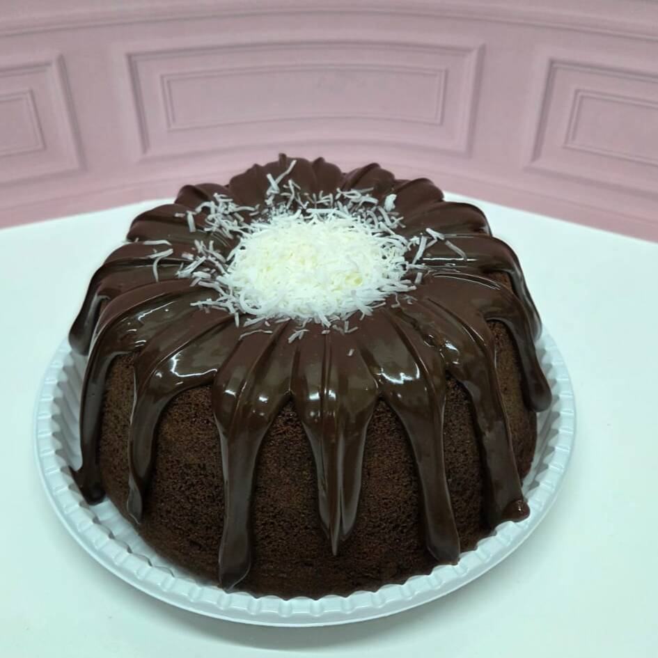Massa fofinha de chocolate 50%, com recheio no furo central creme cremoso de coco em flocos, finalizado com brigadeiro ao leite nas laterais e flocos de coco em cima.
Peso aproximado: 900 GR
Rendimento: Aprox. 10 a 12 fatias depende do tamanho da fatia cortada
Forma : 18 CM