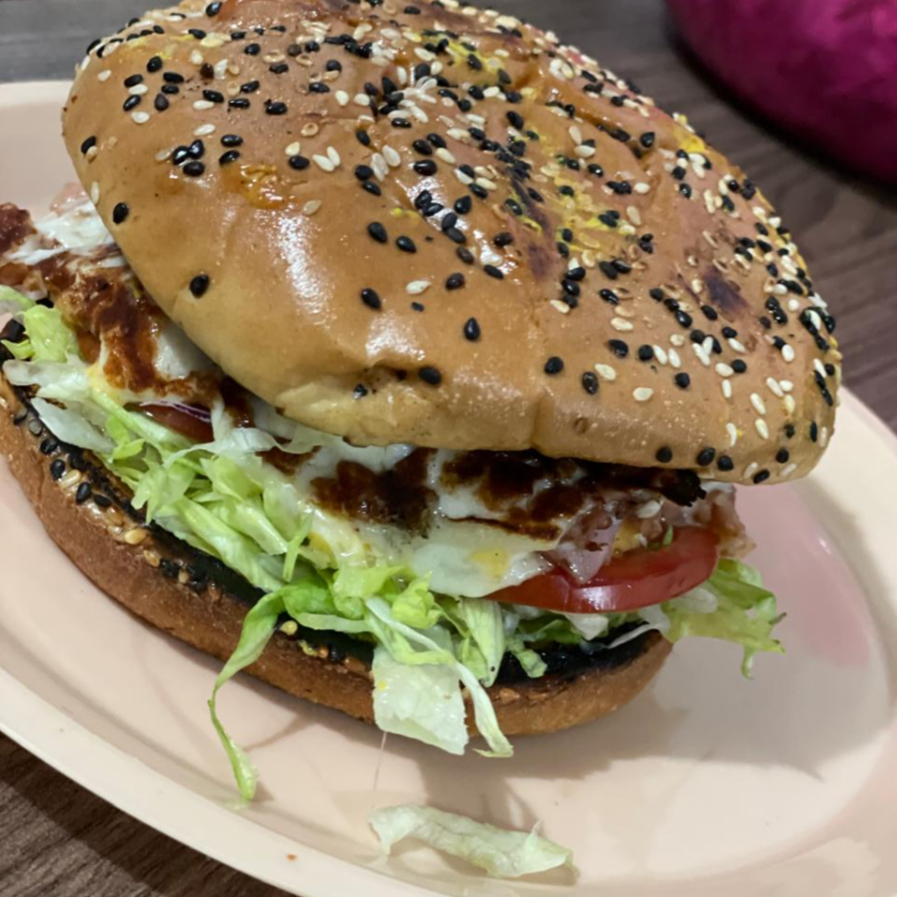 Hamburguesa sencilla + agua fresca de 1/2 litro