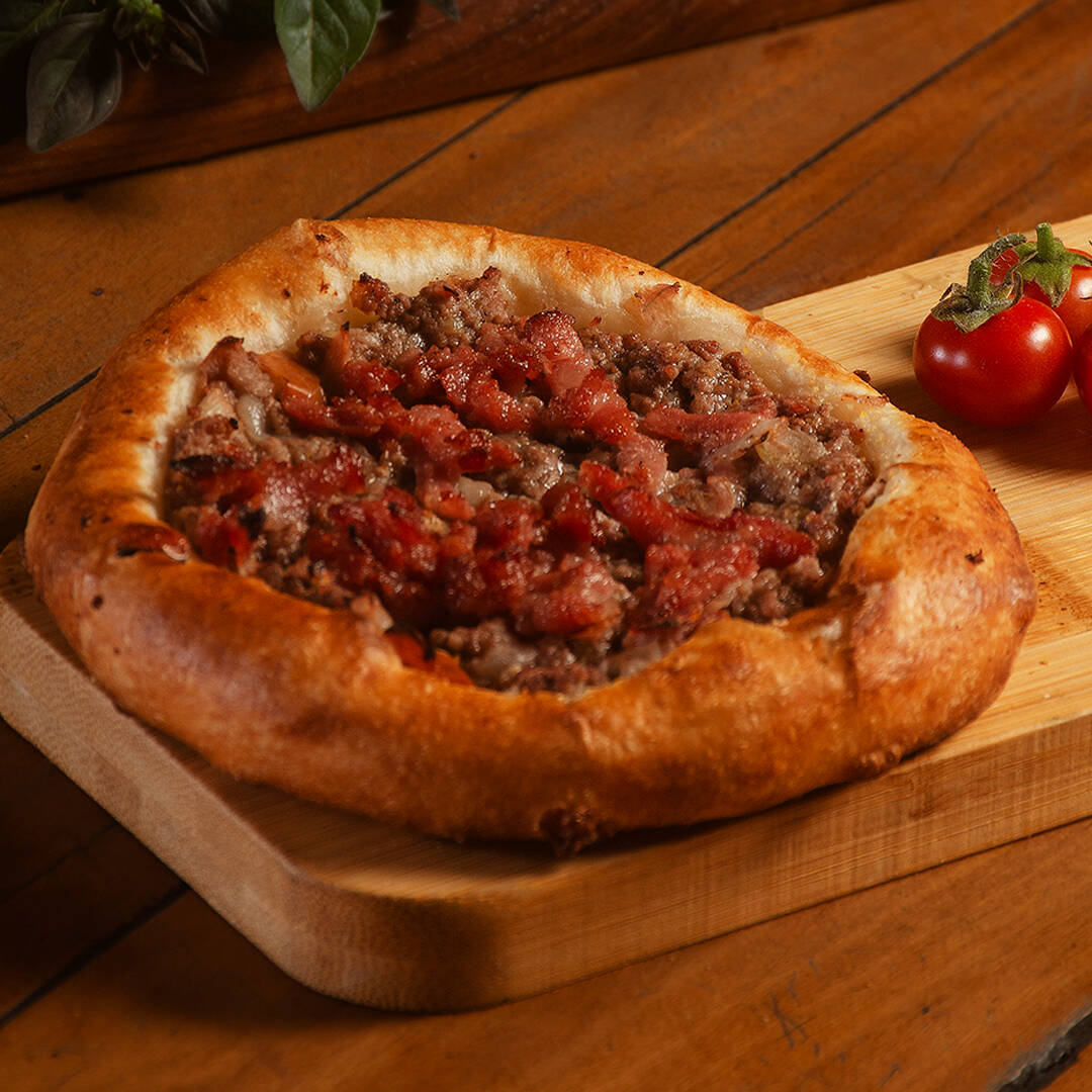 Carne artesanal com calabresa ralada