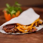 Tapioca de calabresa acebolada com cheddar