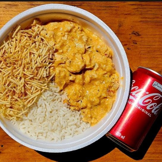 Combo de Marmita com delicioso estrogonofe de frango acompanhado de arroz branquinho soltinho, feijão em caldo e batata palha (enviada separadamente) + Coca-Cola lata. Marmita P (500 ml), aprox. 400 gramas, serve 01 pessoa