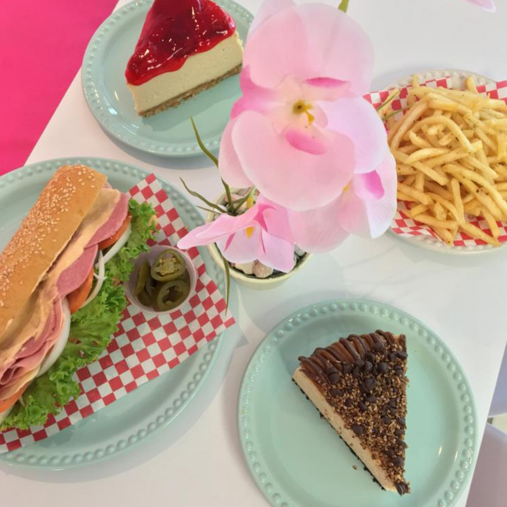 Hamburguesa, papas, bebida y postre