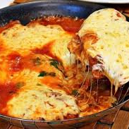 Filé à parmegiana preparado com um filé de frango macio e suculento, empanado e frito no ponto certo, coberto com molho artesanal de tomate, encorpado e bem temperado, finalizada com mussarela derretida, garantindo sabor marcante e irresistível. Ideal para quem busca uma refeição clássica, caseira e cheia de sabor.