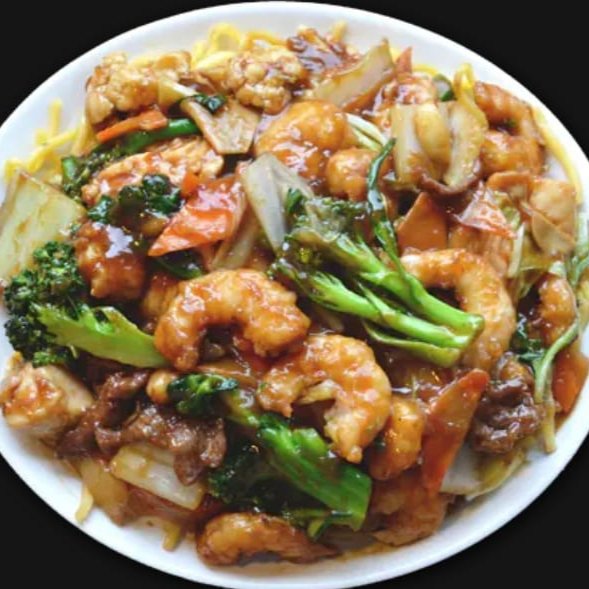 macarrão chinês, com camarão, acelga, couve-flor, cenoura, brócolis, temperado com molho shoyo.