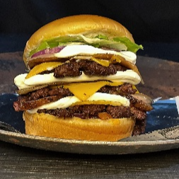 Pão brioche,3 burguer smash 80g,3x cheddar fatiado,3x bacon crysp,3x creme cheese,molho gril,alface americana,cebola roxa...