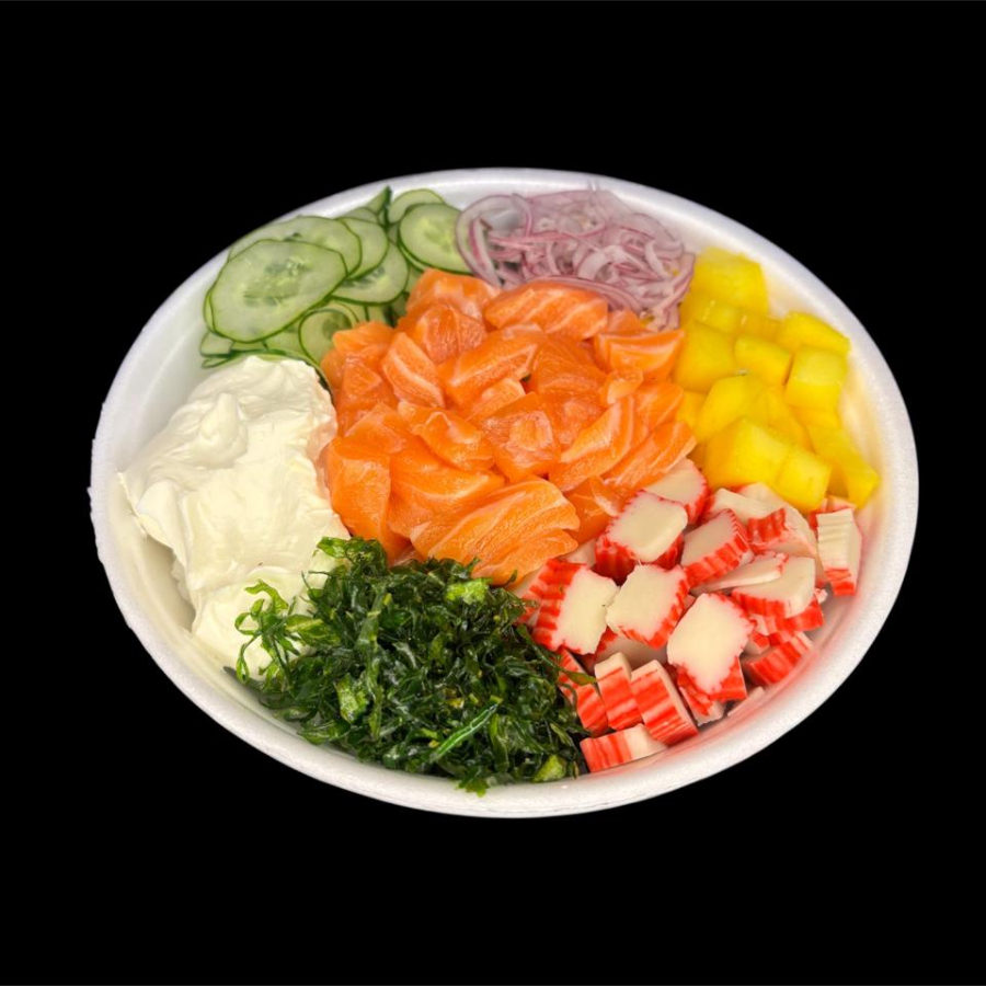 salmao em cubos chean chesse ,manga ,kani,pepino japones crisp de alho poro