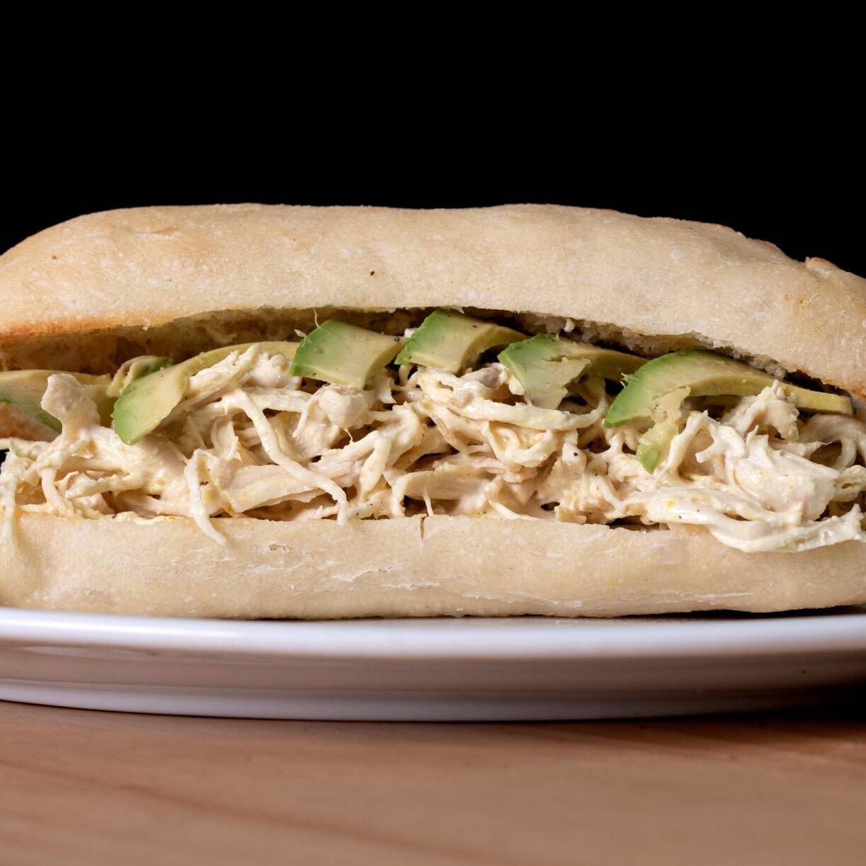 Sandwich de Pollo Deshilachado + Jugo a Elección