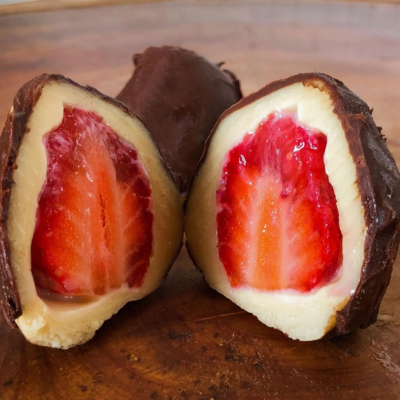 Morangos frescos cobertos com uma deliciosa camada de Brigadeiro de Ninho e uma cobertura de chocolate. Perfeito para adoçar seu dia!