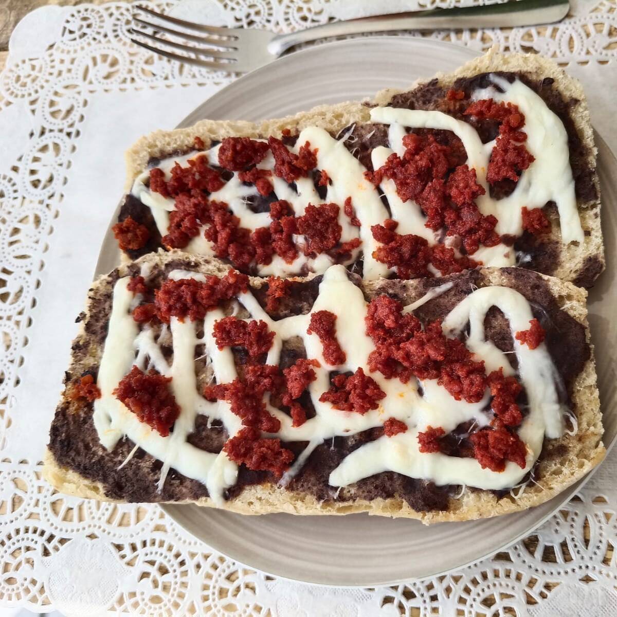 Molletes con Chorizo