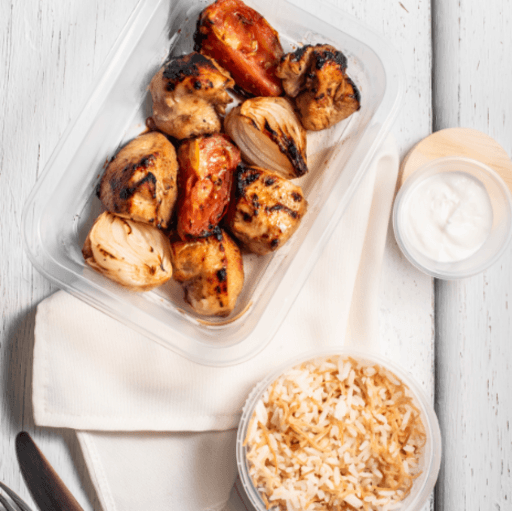 Cubos de peito de frango grelhados no espeto com cebolas e tomates. Escolha o acompanhamento.