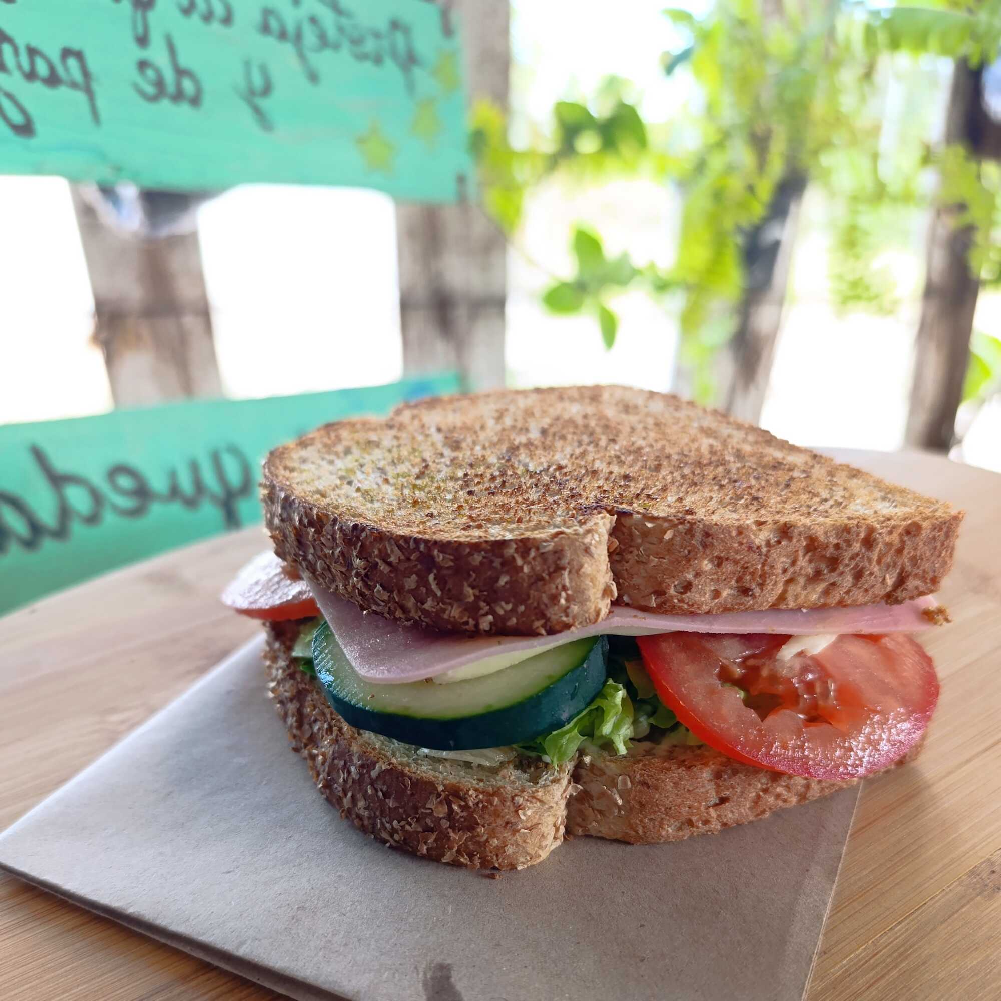 SANDWICH DE JAMON Y QUESO