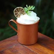 vodka, cerveja de gengibre picante e suco de limão