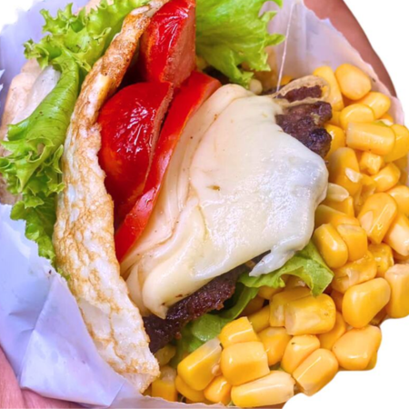 Carne Ao Ponto, Ovo no Capricho, Mussarela Derretida, Milho Doce, Batata Palha Crocante, Alface e Tomate Fresquinhos No Pão Macio Que Você Ama!