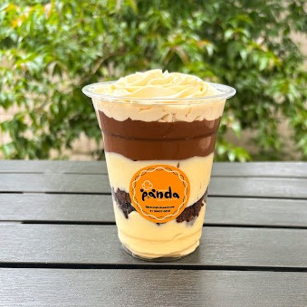 Atendendo a pedidos lançamos nosso copo de Ninho com Nutella, 2 camadas de brigadeiro de leite em pó cremoso, brownie de chocolate do Panda, Nutella de verdade e purinha e no topo, Brigamousse de Ninho 5 leites.
Copo 354 ml transbordando dessa delícia
* Brigamousse de 5 leites é um brigadeiro de leite integral, leite em pó, leite de côco, leite condensado e creme de leite batido com um pouco de chantilly, criando uma textura aerada e que lembra muito um mousse.
Obs - Não alteramos os ingredientes dos copos da felicidade, mas aqui mesmo no cardápio temos a opção "monte seu copo" onde você pode escolher as camadas que mais gosta do seu jeitinho;
(atenção alérgicos, o brownie pode conter castanha de Caju)