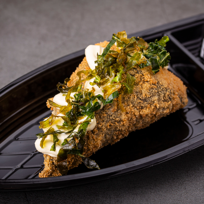 Cone de salmado empando e recheado com salmado, couve e cream cheasse