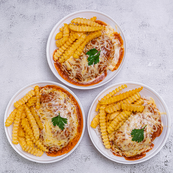 3 Marmitas de com delicioso filé de frango parmegiana (empanado na massa crocante coberto com molho de tomates e queijo) acompanhado de arroz branco e batatas fritas. Marmita indicada para 03 pessoa.