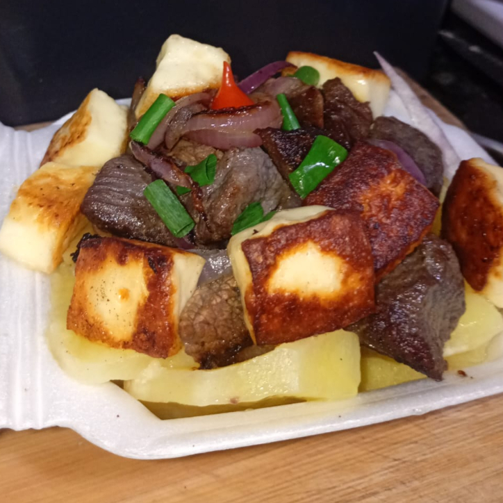 Aipim cozido com manteiga de garrafa, carne do sol em cubos acebolado