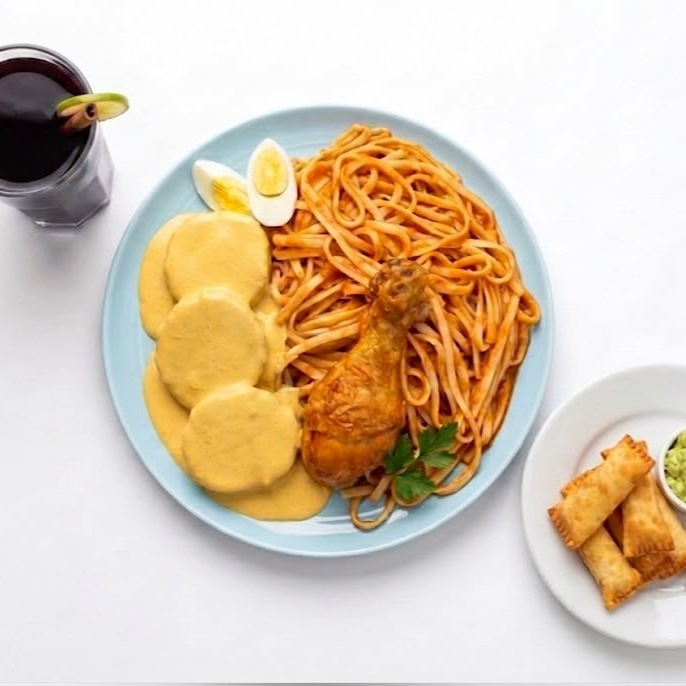 Tallarines rojos con huancaina + tequeños + chicha