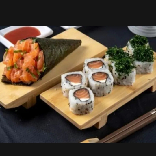 5 Uramaki Salmão 5 Uramaki Skin Couve + 1 Temaki Salmão Completo