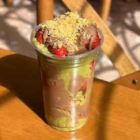 Com morangos, chocolate ao leite e creme de pistache italiano com kadayif crocante