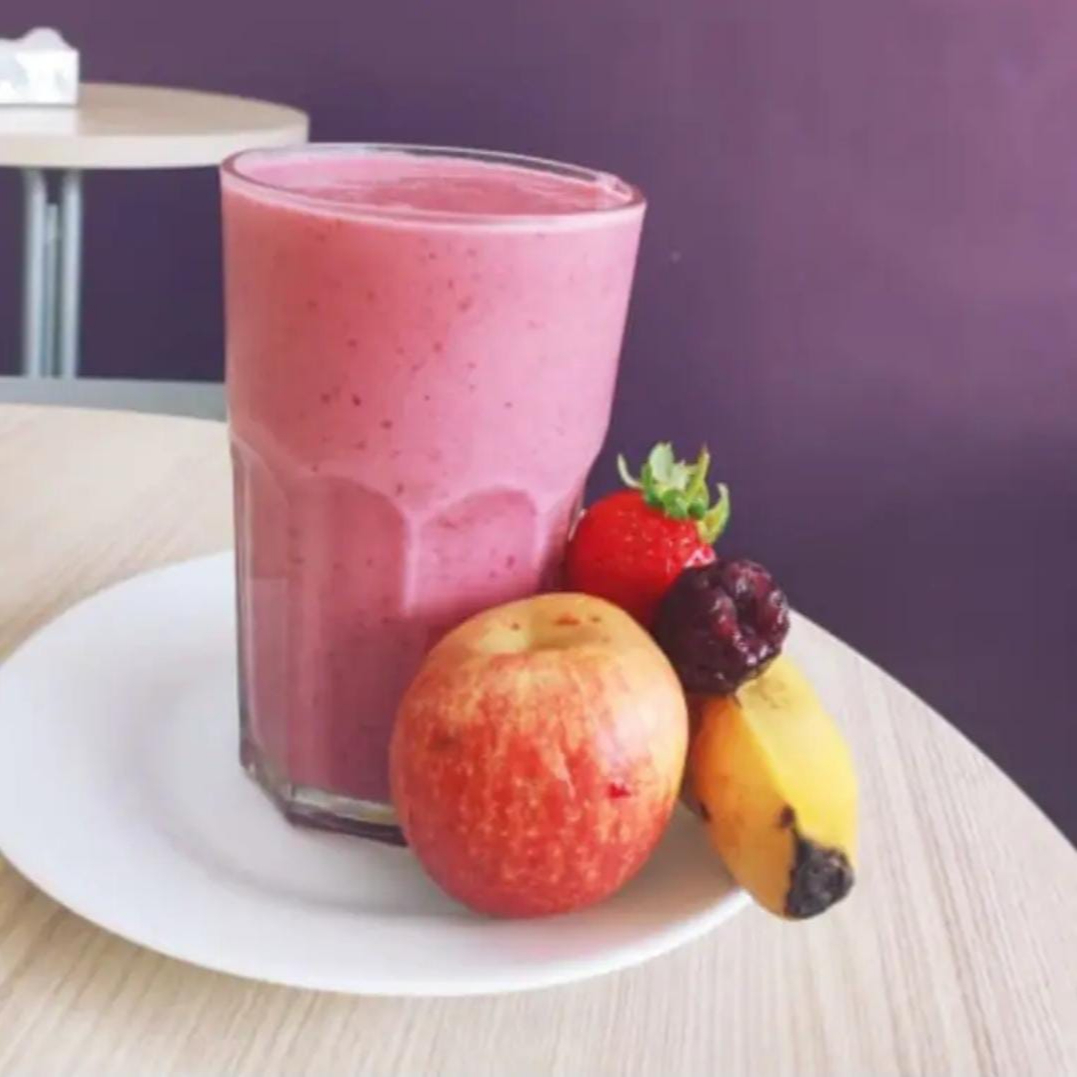 Morango, abacaxi, banana, laranja e leite