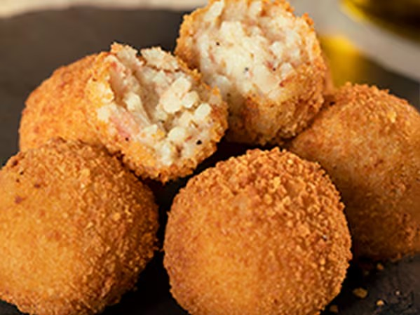 Bolinho crocante por fora e macio por dentro, feito com risoto de arroz arbóreo com pancetta. Acompanha molho carbonara especial.