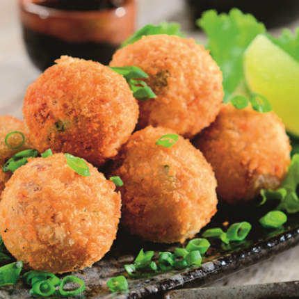 Deliciosas Bolinhas de Salmão: massa preparada com salmão grelhado, Cream Cheese Philadelphia, cebolinha Fresca empanada com Panko. - 6 unidades Foto ilustrativa, produto sem recheio.